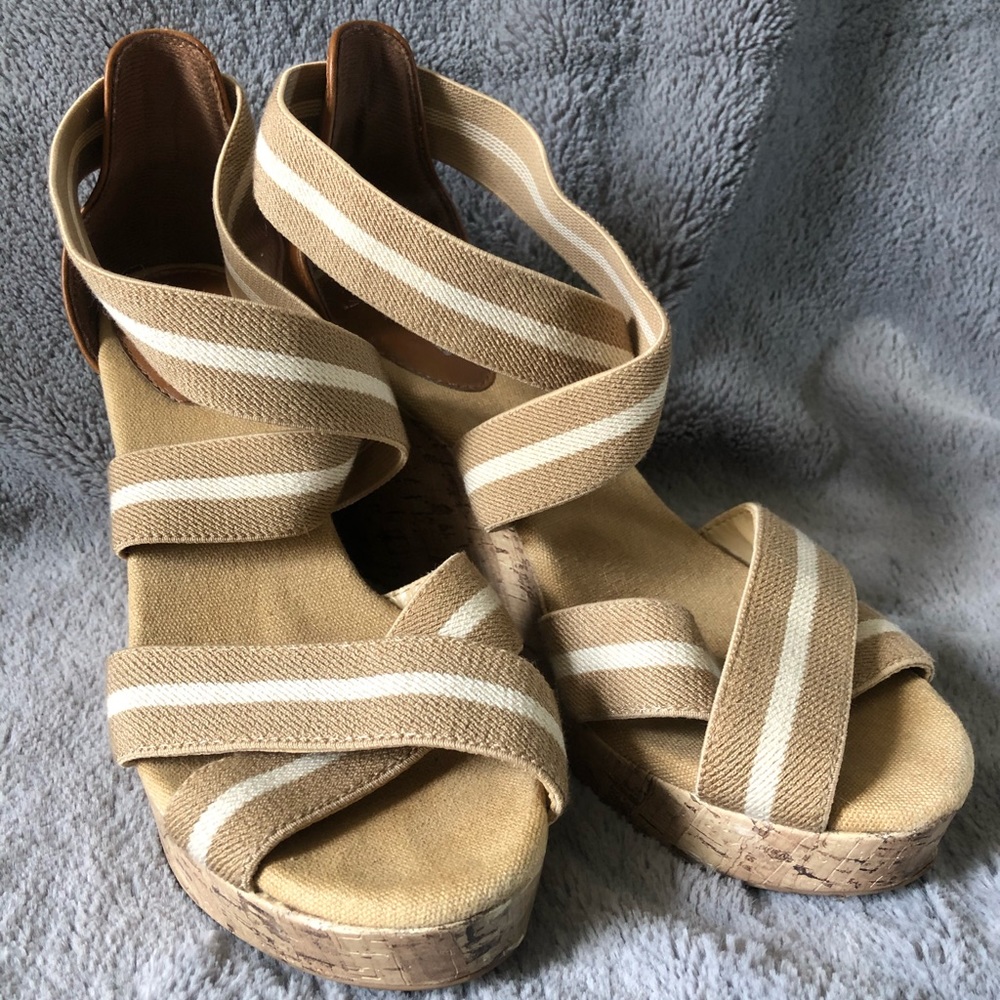 Supportive strappy wedge shoes 👡👑🌴